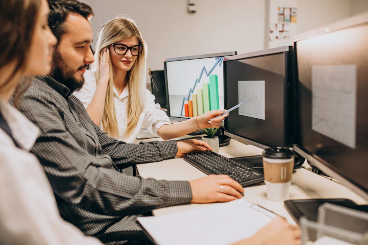 Pitfalls To Avoid When Deciding On Employee Onboarding Software workers it company working computer 1303 19422 - Pitfalls To Avoid When Deciding On Employee Onboarding Software